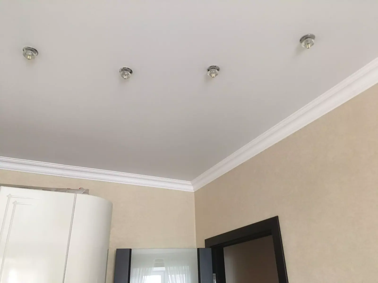 Матовый натяжной потолок в квартиру — Артем, улица Фрунзе, 2в, фото 1